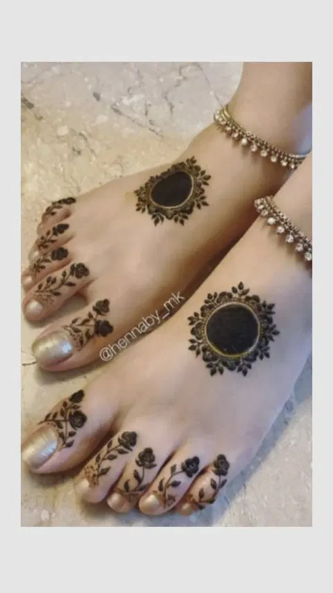 aesthetic minimal circle foot mehndi design