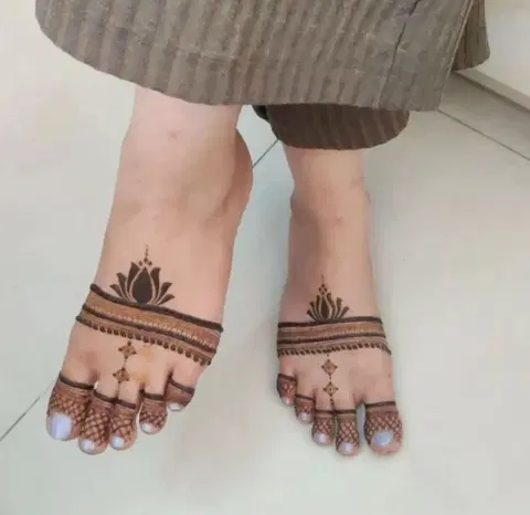 simple stylish jaal foot mehndi design
