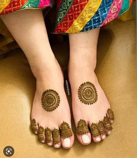 simple circle foot mehndi design