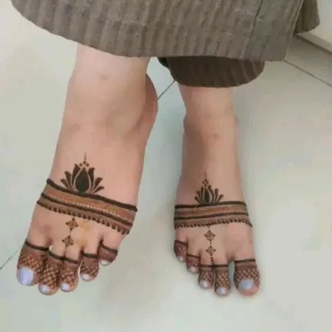 minimal simple jaal foot mehndi design