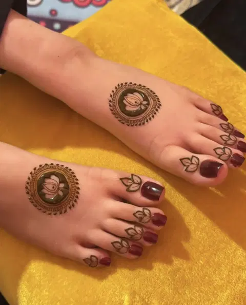 simple circle foot mehndi design
