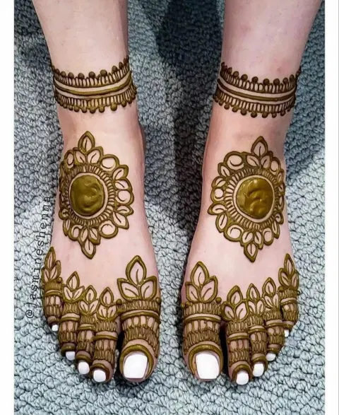 bridal simple circle foot mehndi design