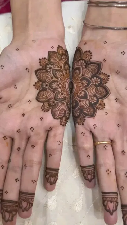 simple circle foot mehndi design