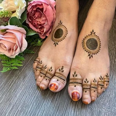 simple circle foot mehndi design