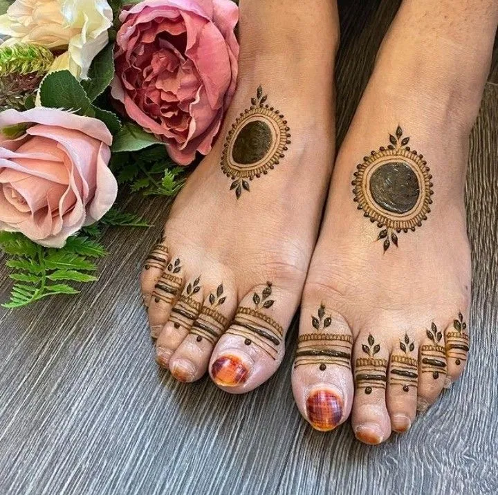 Simple Foot Mehndi Design with Gol Tikki, Flowers and Jaal (2)
