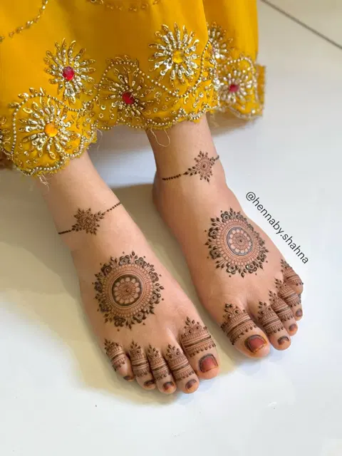 simple circle foot mehndi design
