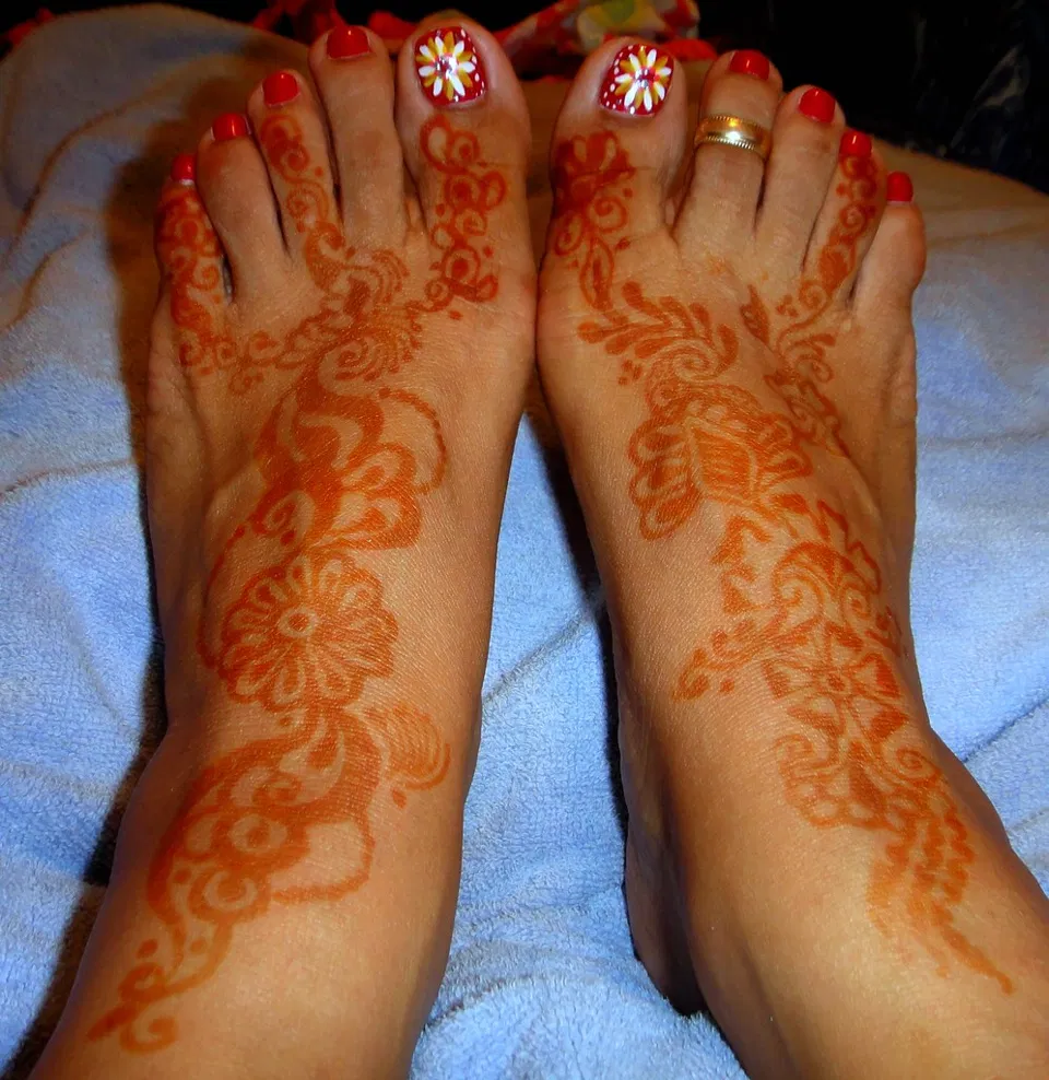 Simple Back Hand Mehndi Design with Jaal