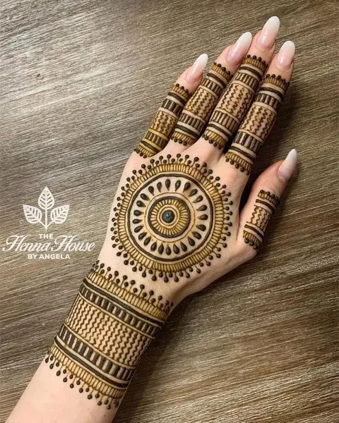 simple stylish circle front hand mehndi design