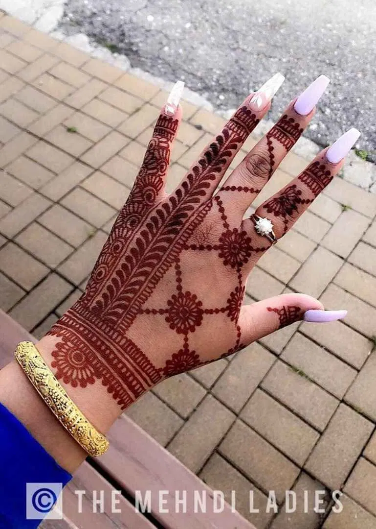 Aesthetic Stylish Back Hand Mehndi Design with Jaal for Eid (2)