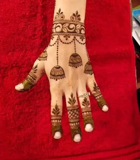 simple stylish deity back hand mehndi design