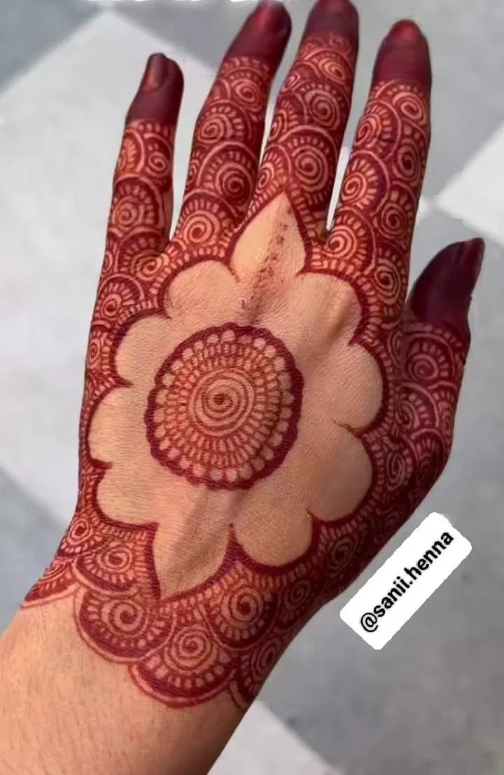 Bridal Stylish Finger Mehndi Design with Gol Tikki, Flowers and Jaal for Karwa Chauth