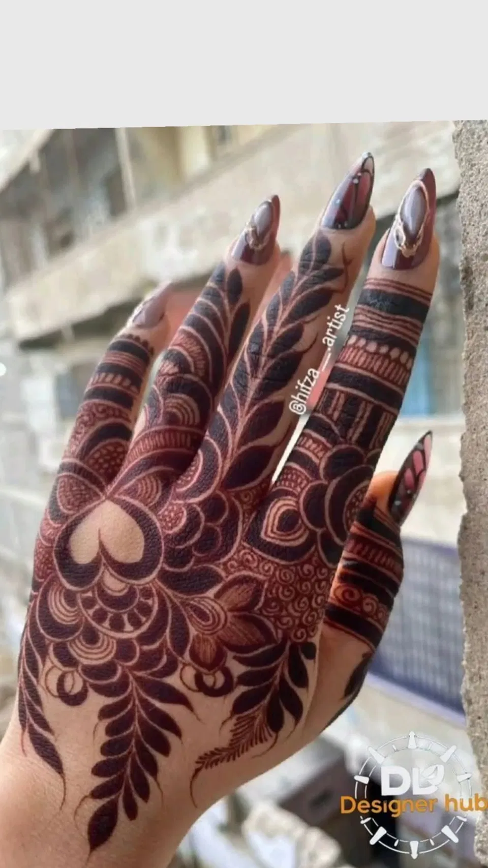 Aesthetic Arabic Back Hand Mehndi Design with Hearts (2)