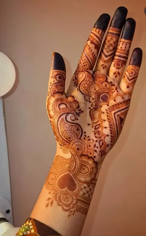 arabic simple heart front hand mehndi design
