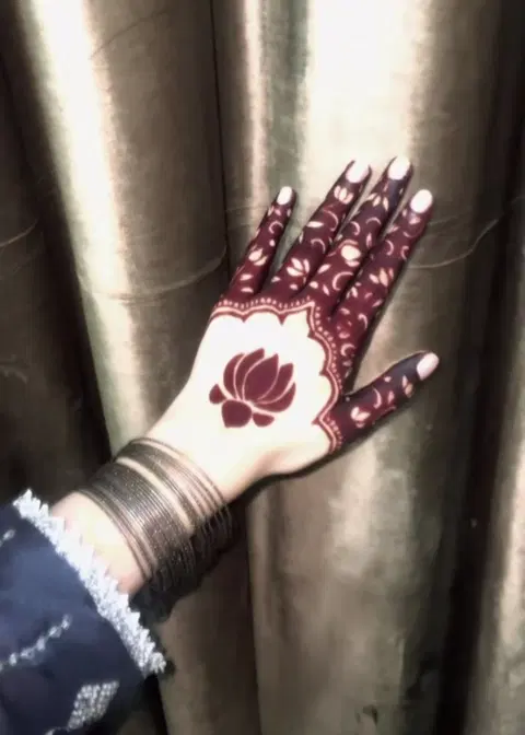 aesthetic bridal circle back hand mehndi design