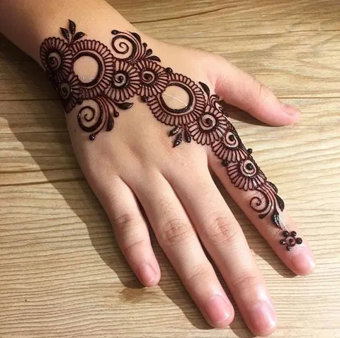 aesthetic arabic jaal back hand mehndi design