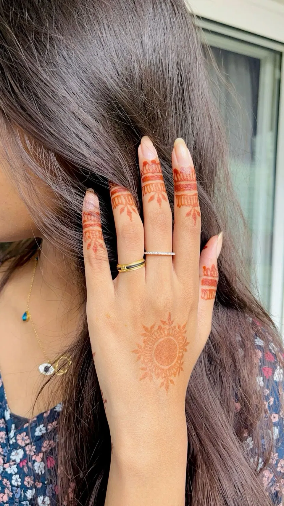 Aesthetic Minimal Back Hand Mehndi Design with Jaal (12)
