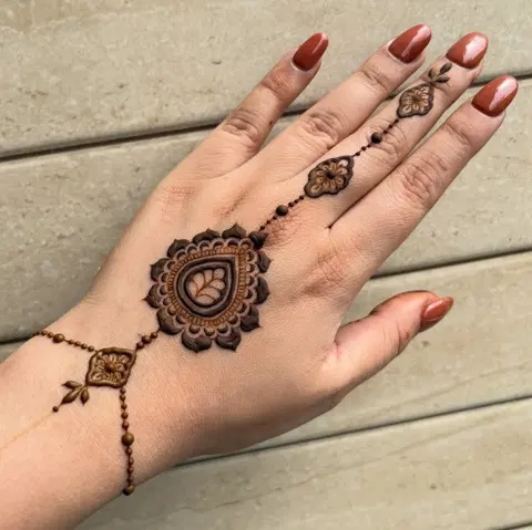 aesthetic minimal jaal back hand mehndi design