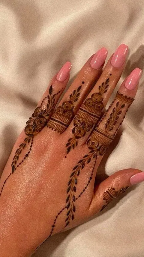 aesthetic minimal back hand mehndi design