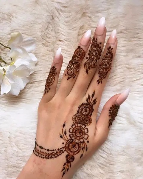 aesthetic simple circle back hand mehndi design