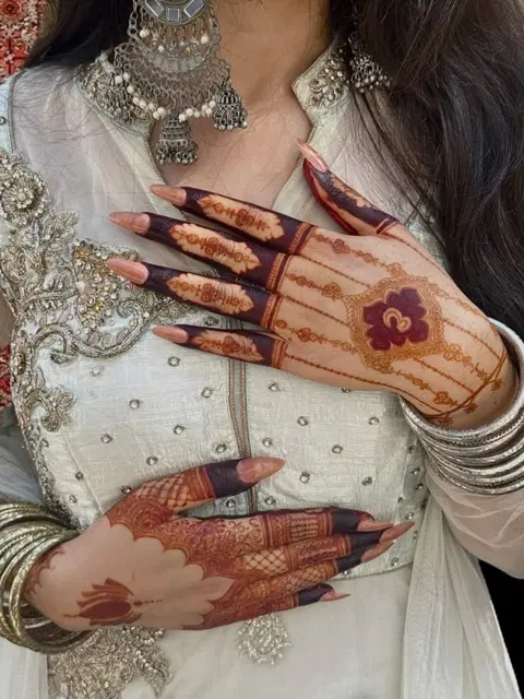 aesthetic stylish back hand mehndi design