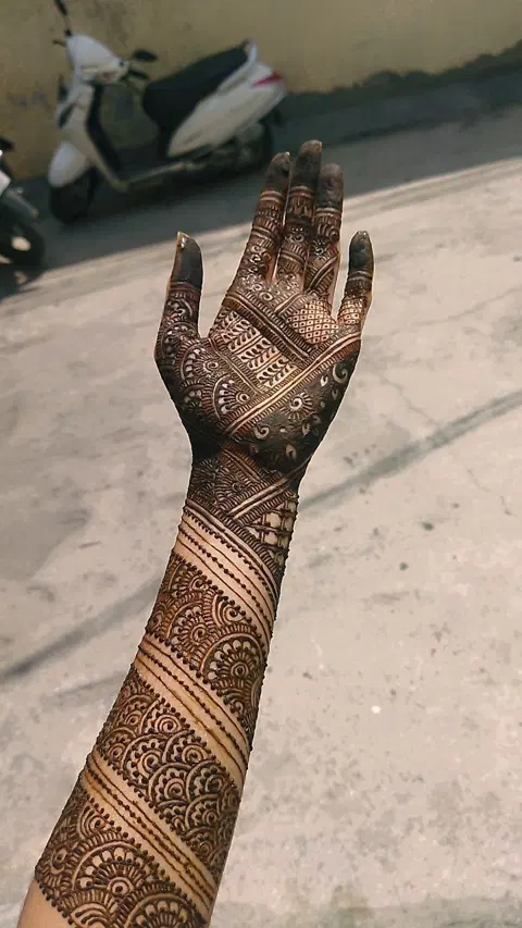 aesthetic bridal circle back hand mehndi design