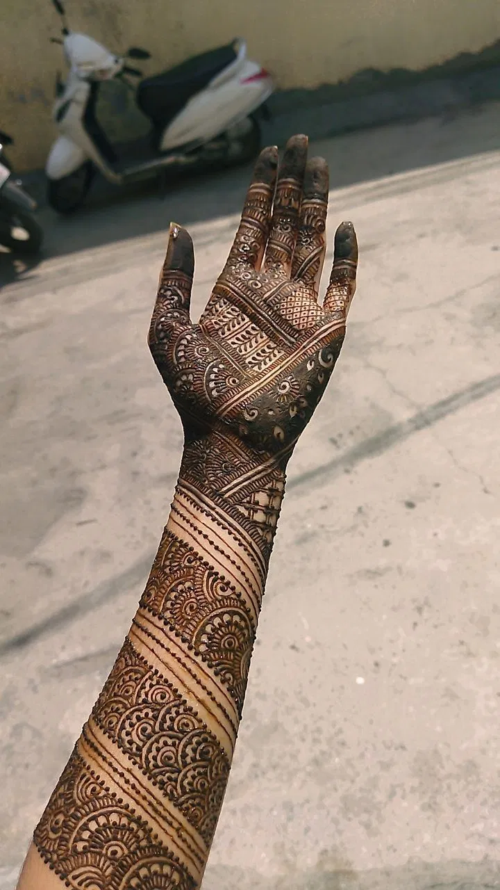 Aesthetic Bridal Back Hand Mehndi Design with Gol Tikki and Jaal (10)