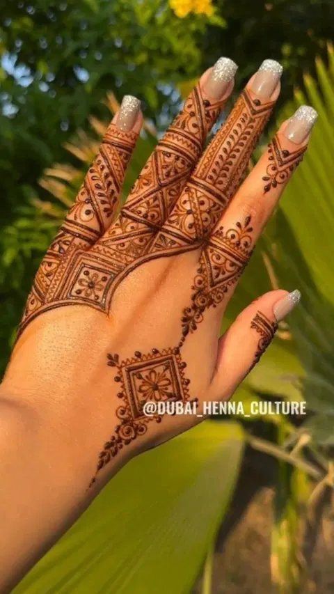 aesthetic arabic front hand mehndi design