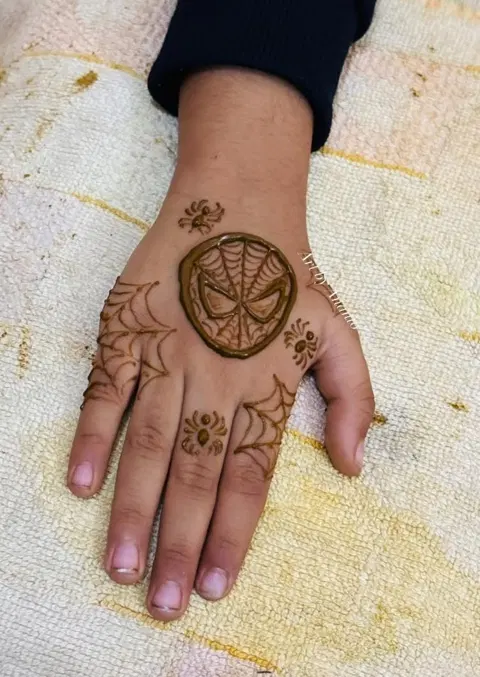simple circle front hand mehndi design