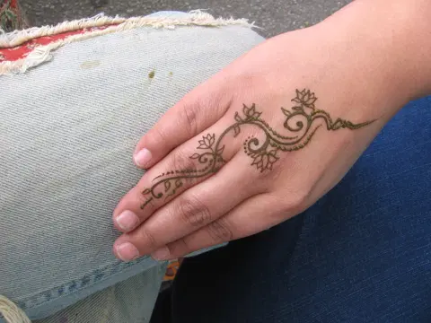 arabic simple lotus back hand mehndi design