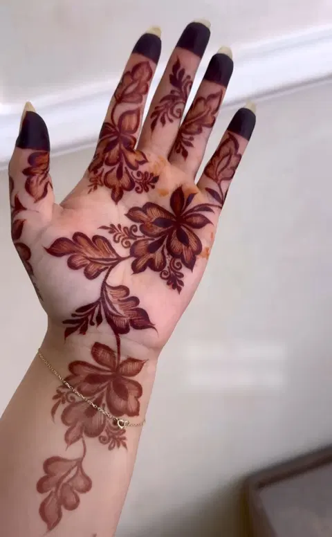 aesthetic arabic flower front hand mehndi design