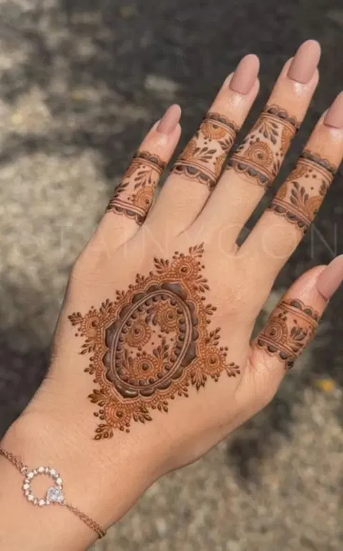 aesthetic minimal circle back hand mehndi design