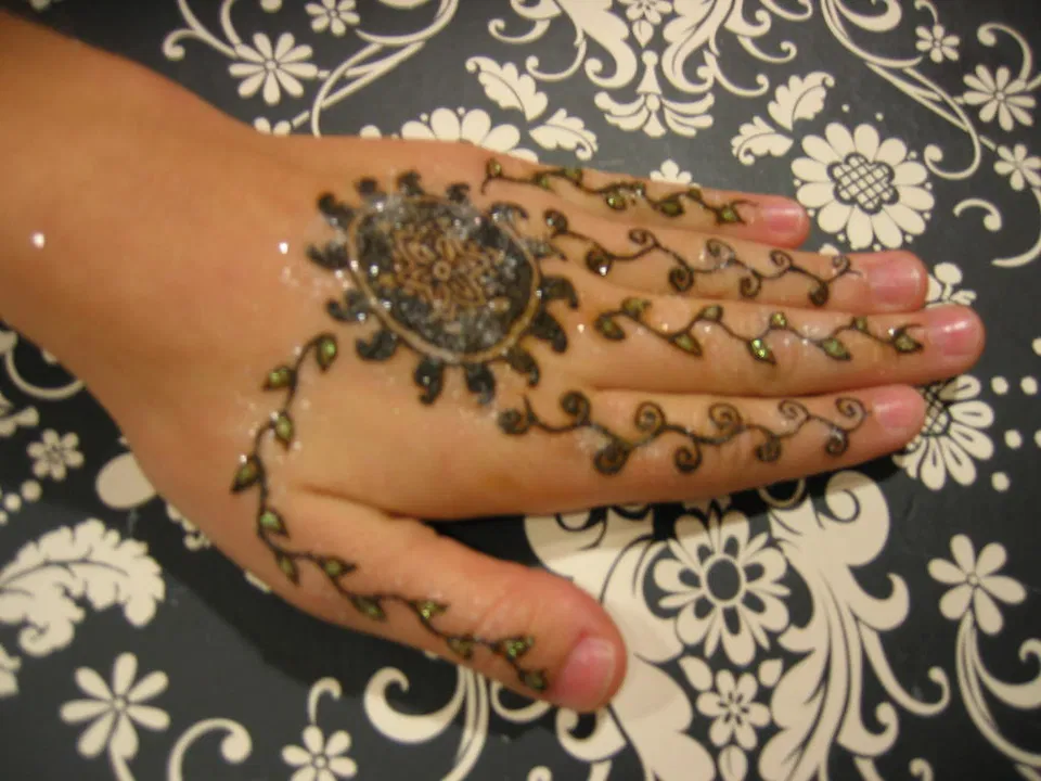 Arabic Indian Finger Mehndi Design with Bel and Gol Tikki