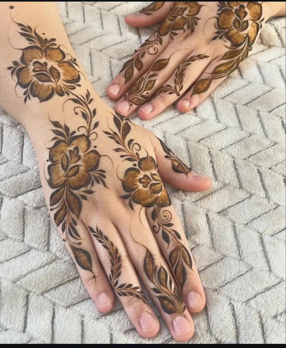 Aesthetic Arabic Back Hand Mehndi Design (52)