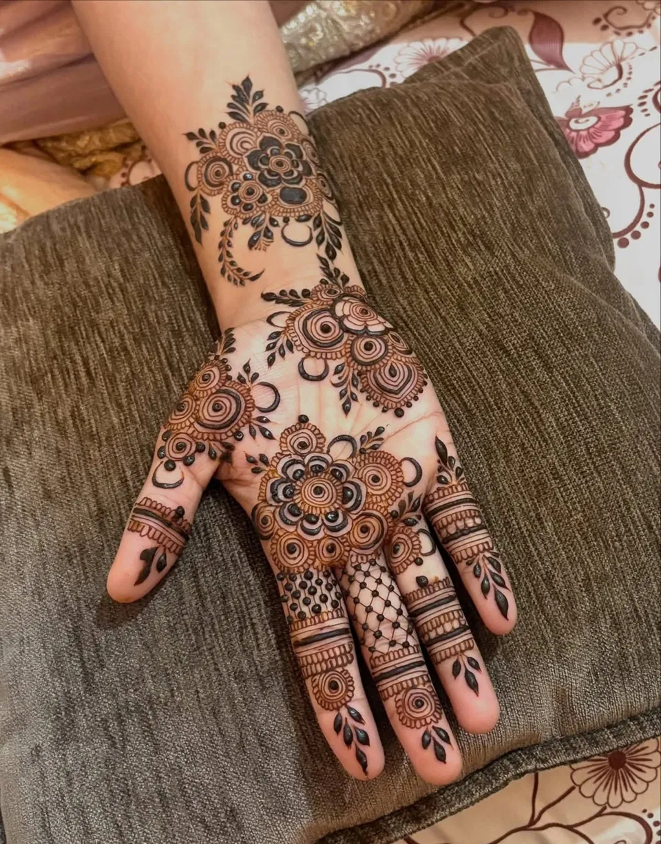 Aesthetic Arabic Arm Mehndi Design with Flowers (5)
