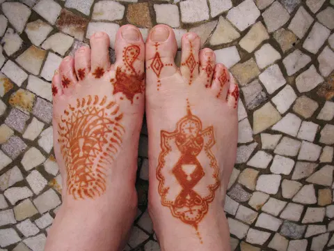 simple figure back hand mehndi design
