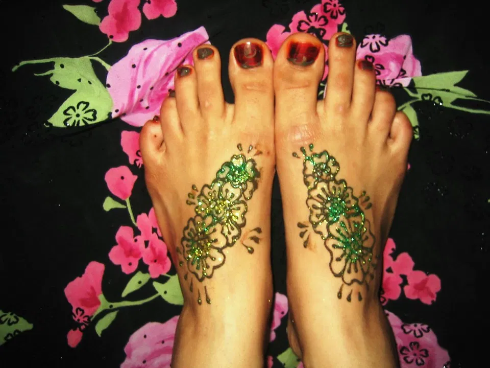 Simple Back Hand Mehndi Design with Flowers and Jaal