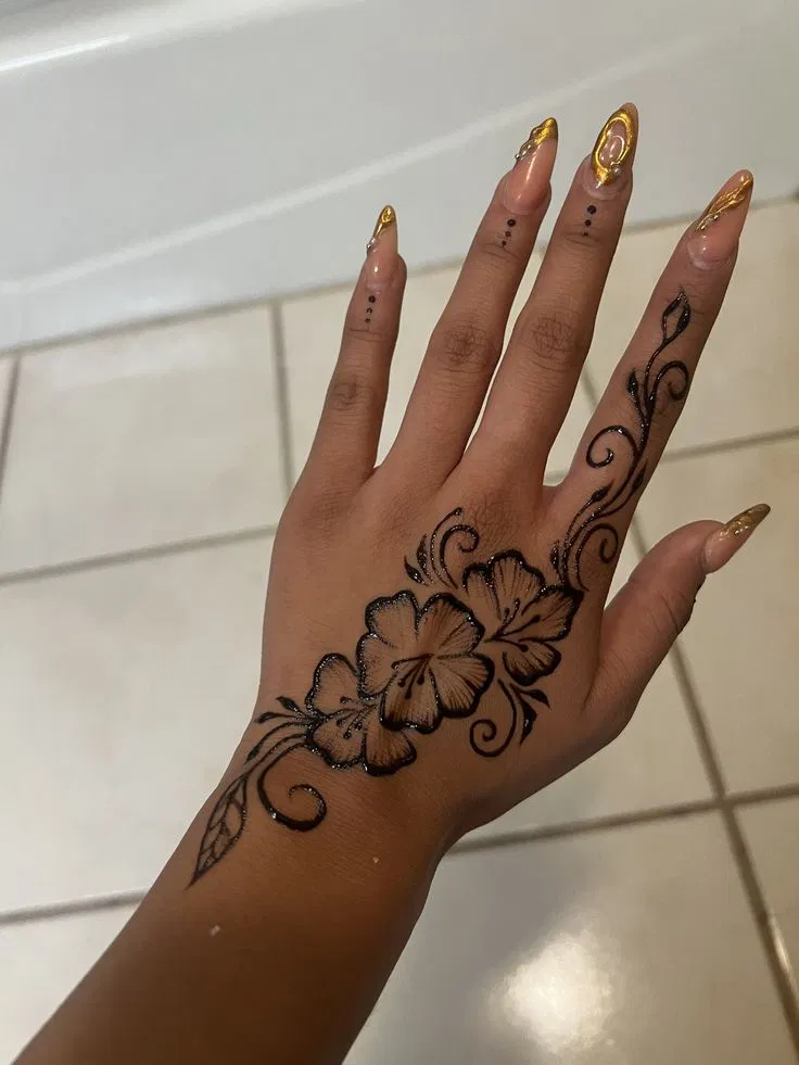Aesthetic Arabic Back Hand Mehndi Design with Flowers (50)