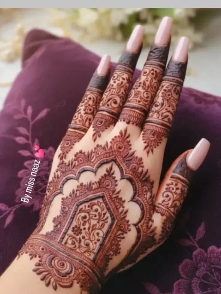 Aesthetic Bridal Finger Mehndi Design with Gol Tikki and Flowers for Engagement (2)