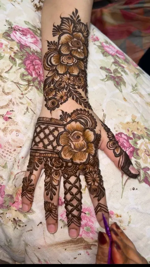 dubai flower back hand mehndi design