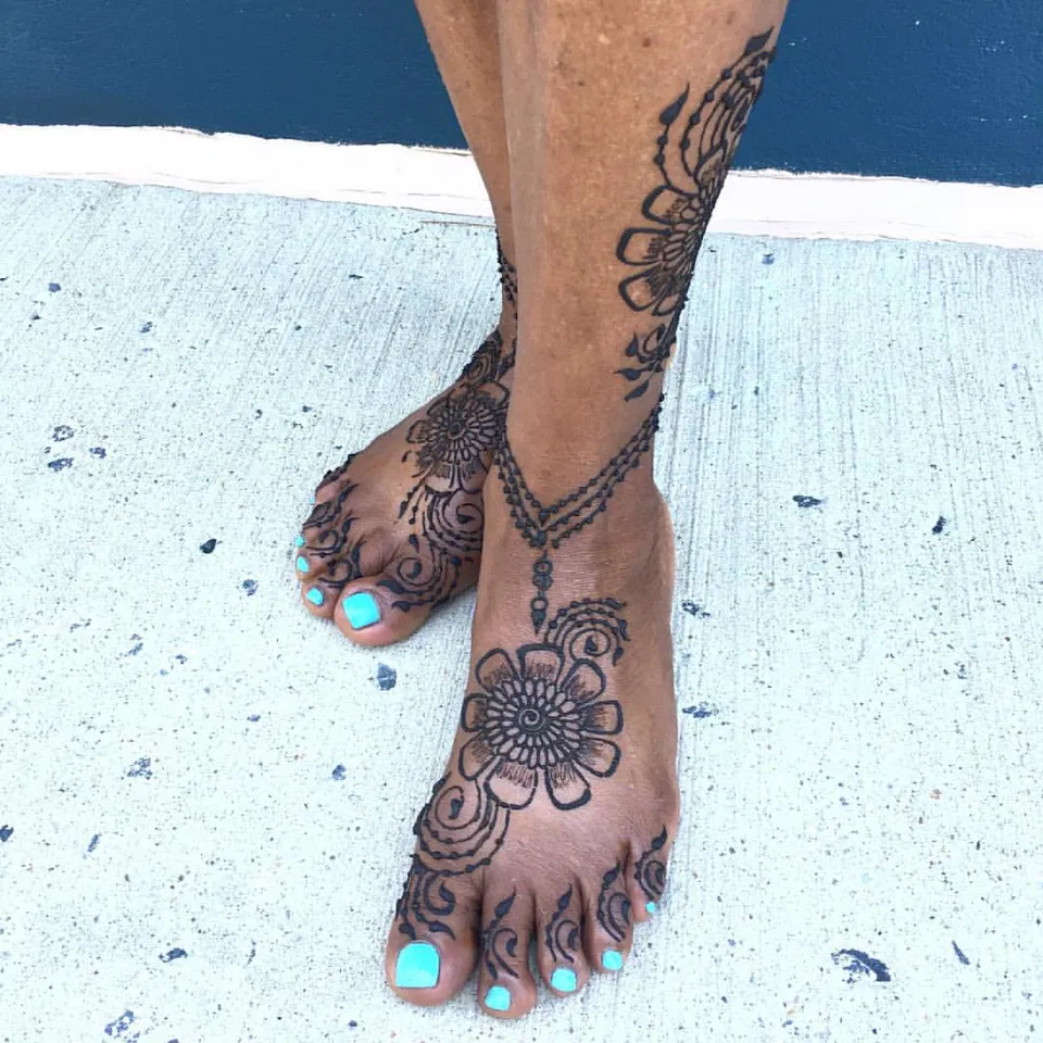 Aesthetic Simple Foot Mehndi Design with Jaal (2)