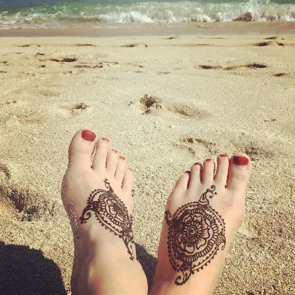 Aesthetic Simple Foot Mehndi Design with Gol Tikki and Jaal