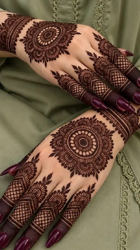 aesthetic arabic circle back hand mehndi design