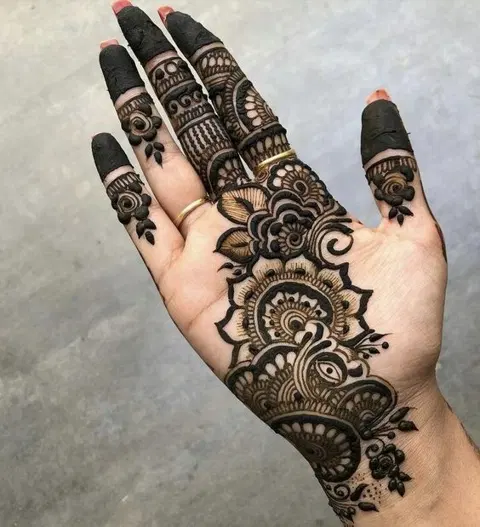 aesthetic arabic bel front hand mehndi design
