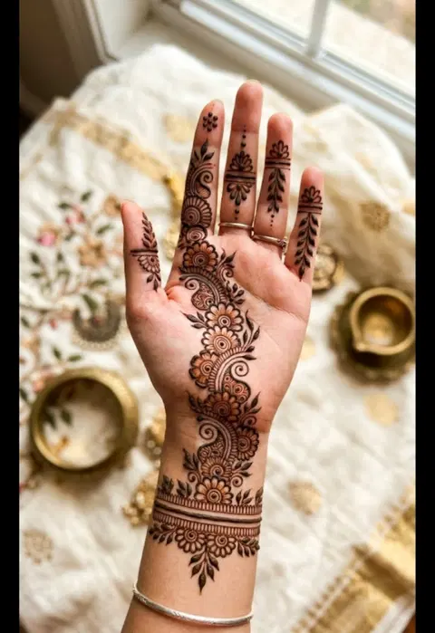 aesthetic arabic bel front hand mehndi design