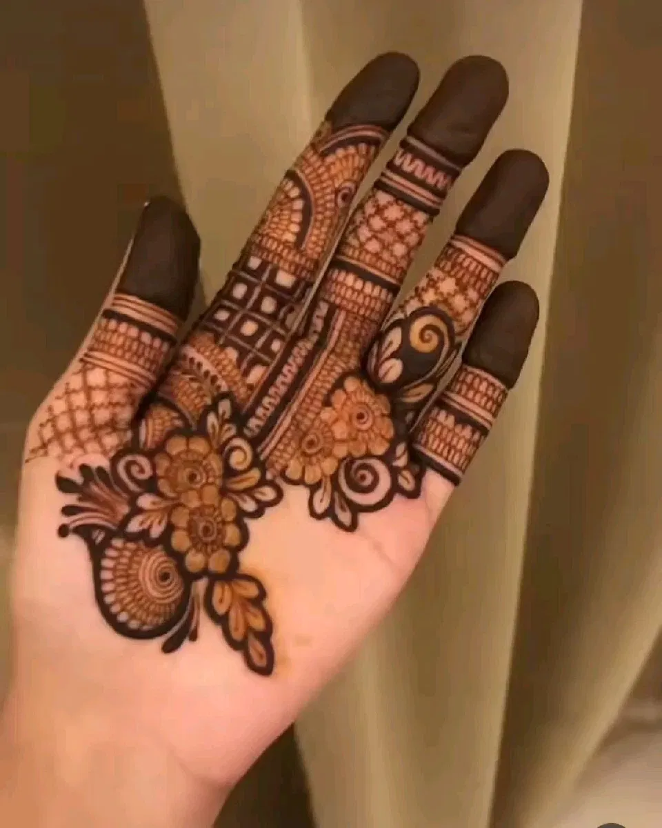 Stylish Front Hand Mehndi Design with Bel (2)