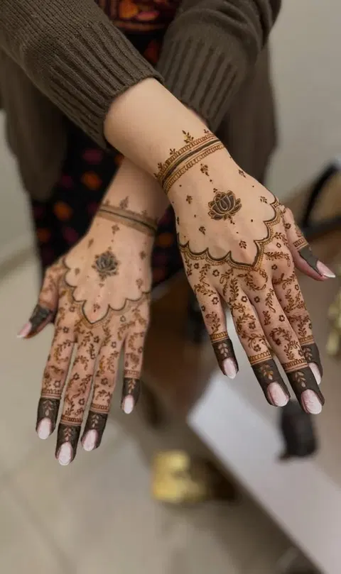 pakistani simple lotus finger mehndi design