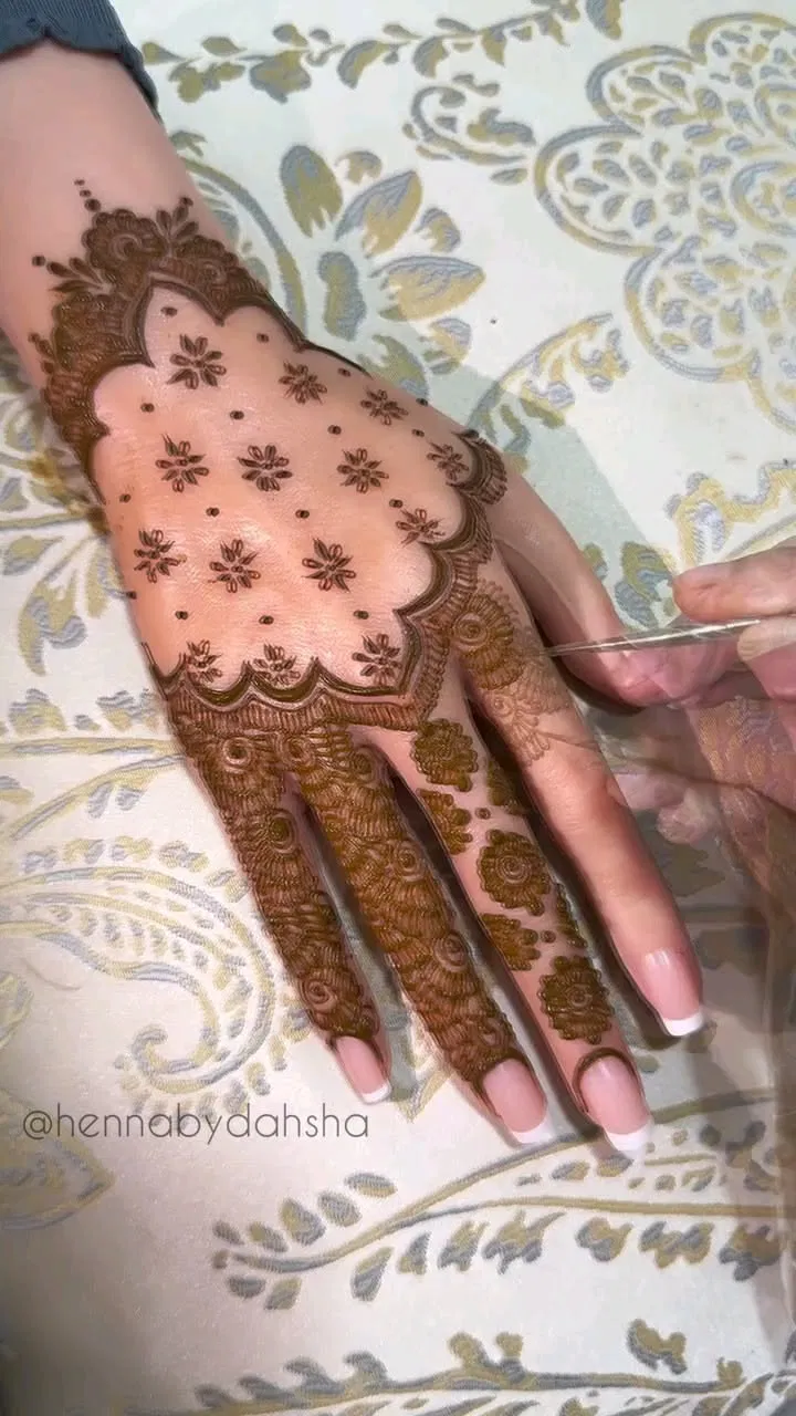 Arabic Pakistani Back Hand Mehndi Design (3)