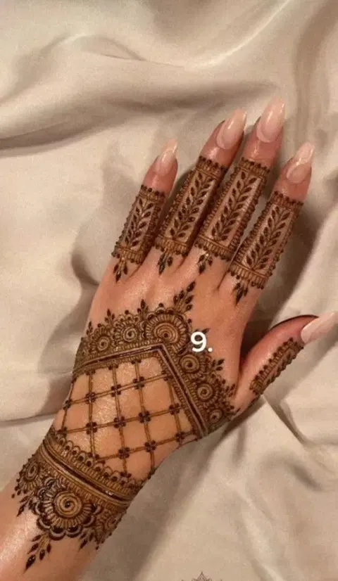 aesthetic arabic back hand mehndi design