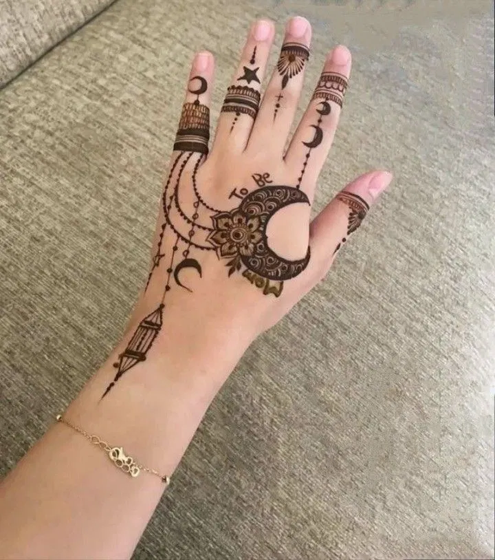Simple Front Hand Mehndi Design with Jaal and Moon for Eid (2)