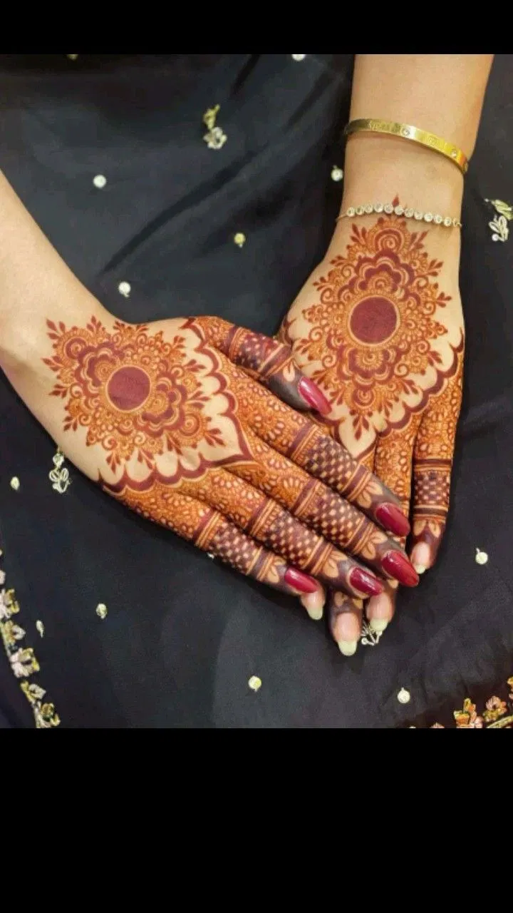 Pakistani Back Hand Mehndi Design with Gol Tikki